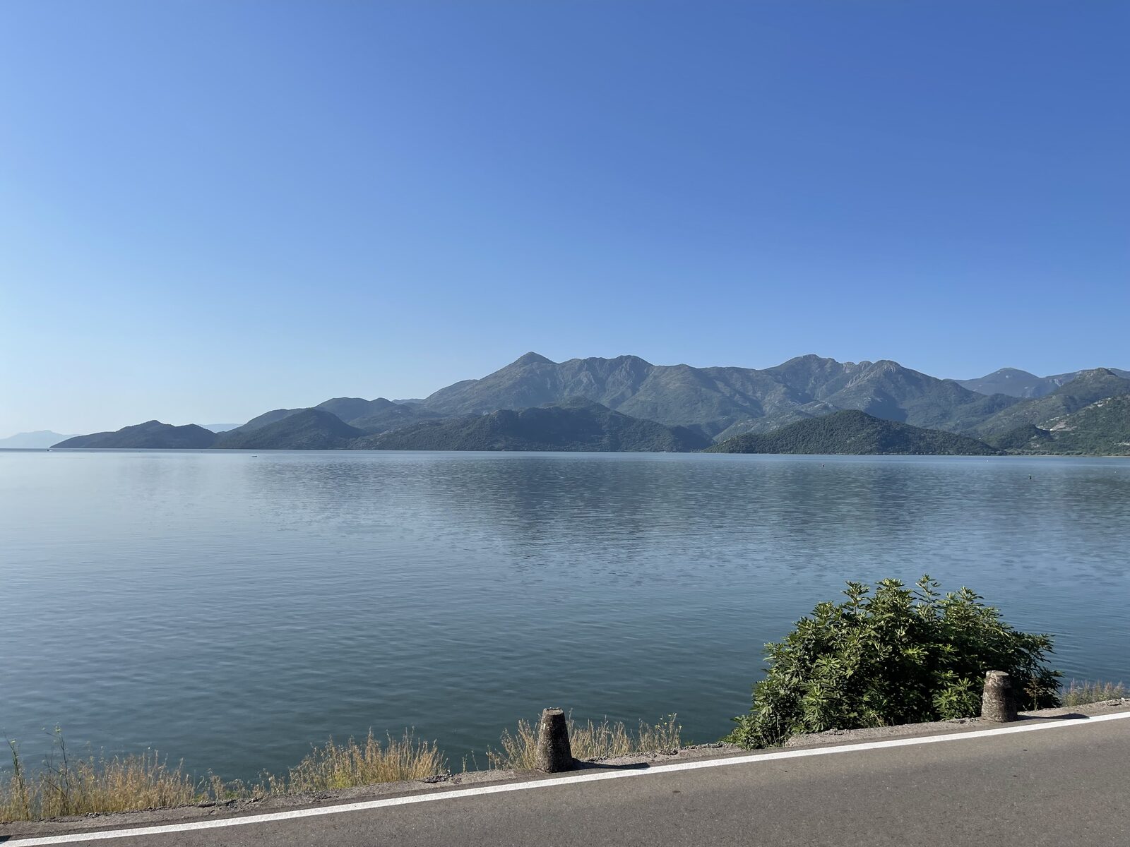 Gün doğumunda Skadar Gölü